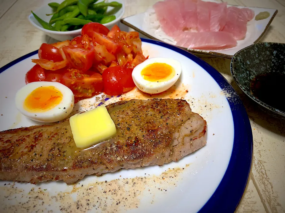 Snapdishの料理写真:今日の男飯絆は、牛ステーキwithキムチトマトとびんちょうまぐろのお刺身と枝豆(^^♪|ひーちゃんさん