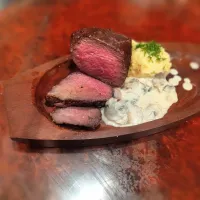 Sterloin steak with mashed potatoes and mushroom garlic sauce.
Medium.|Dang Toan Thangさん