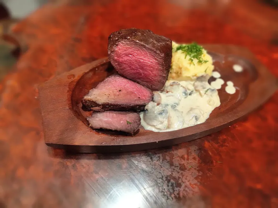 Sterloin steak with mashed potatoes and mushroom garlic sauce.
Medium.|Dang Toan Thangさん