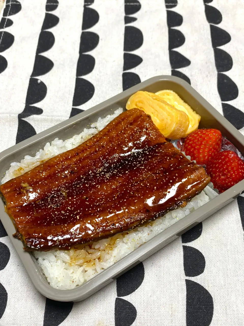 息子のお弁当(昨日リク､うなぎ入れてぇ～タレ多めで漬物無しで😂)|かあたんさん