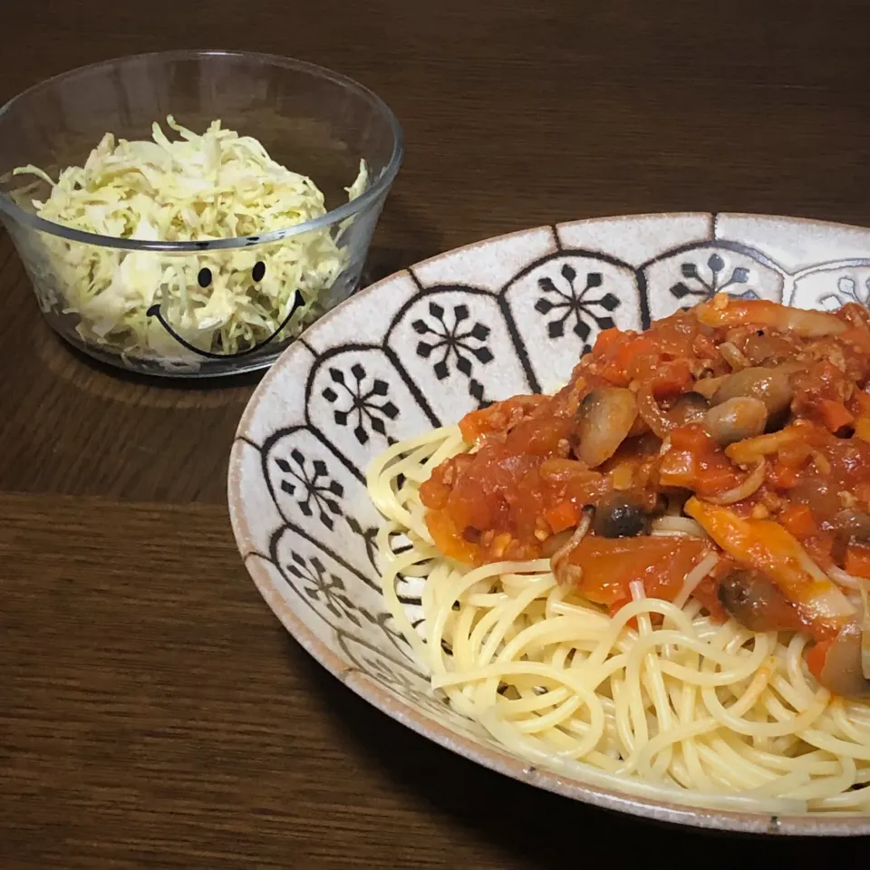 Snapdishの料理写真:ミートソースパスタ、千切りキャベツの胡麻サラダ|miiさん