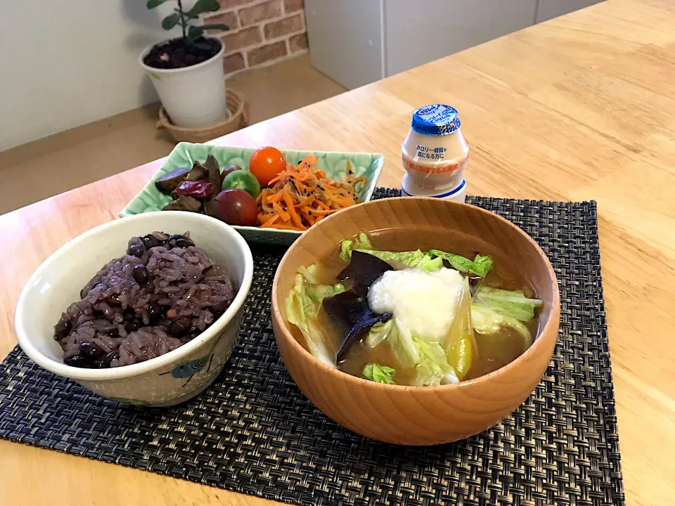 休日の免疫力アップ⤴️鉄分補給⤴️まったり朝ごはん♡黒豆ご飯、鶏レバー甘辛煮、人参しりしり、ミニトマト、木耳入り具沢山お味噌汁(アマニオイル、自家製甘酒トッピング)、ヤクルト|さくたえさん