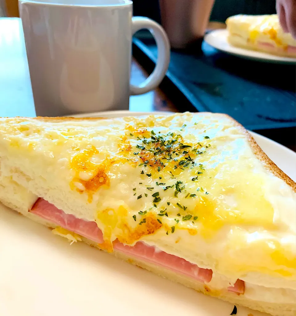 朝ごはんに簡単クロックムッシュ。ハウスのシチューの素を使って。|ちはるさん