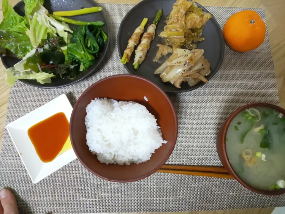 Snapdishの料理写真:白飯
わかめの味噌汁
アスパラガスの肉巻き
豚と玉ねぎと舞茸とエリンギの炒め
キャベツと玉ねぎの炒め蒸し
アスパラガスの塩ゆで
ほうれん草の塩ゆで
ちぎりレタスの海藻サラダ
みかん|あぎふぁんさん