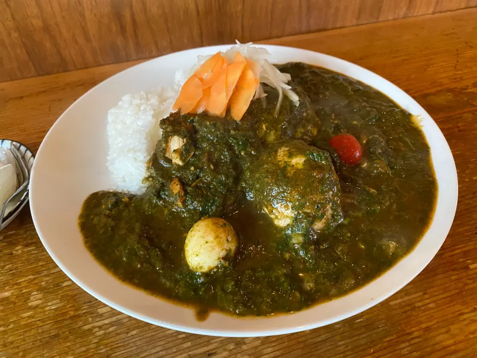 ほうれん草チーズカレー大辛🍛🔥味玉トッピング、ピクルスマシマシ🥒|buhizouさん