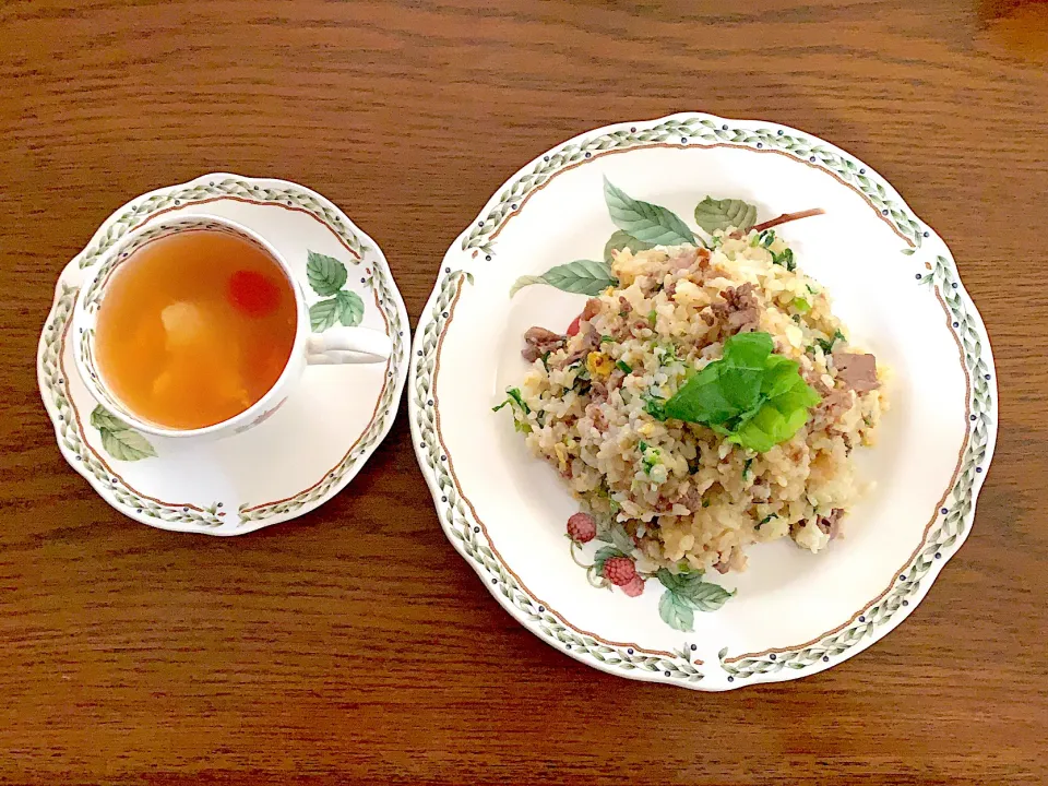 Snapdishの料理写真:黒毛和牛とルッコラのチャーハン🍋玉子とトマトのスープ🍅今日の昼食20210123|rococoさん