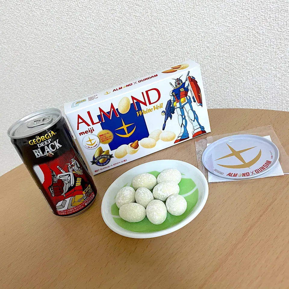 Snapdishの料理写真:明治アーモンドチョコレート ホワイトベール
ジョージア ディープブラック|T. Wonderさん