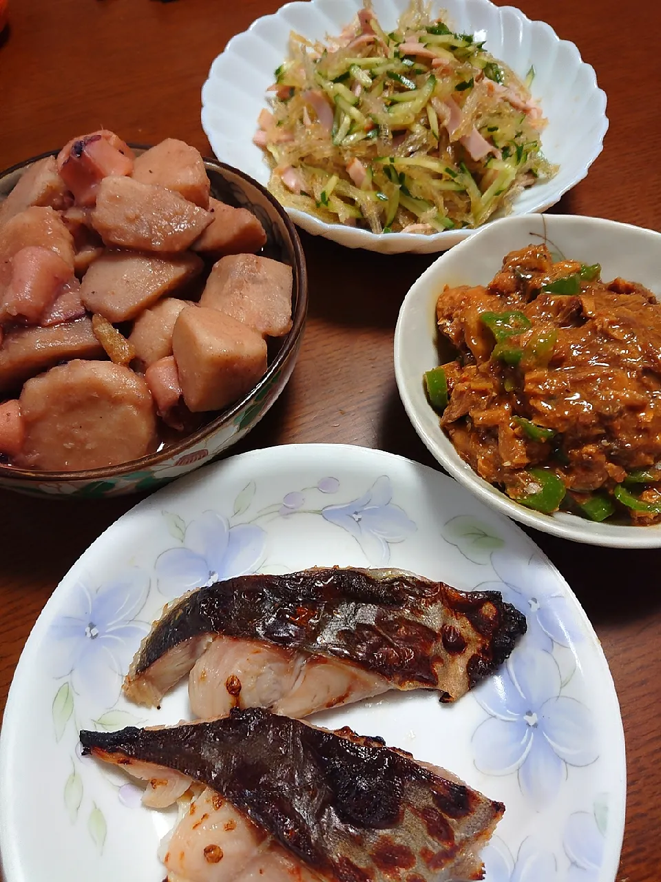 サワラの西京焼き
里芋とイカの煮物
鯖缶とピーマン
寒天サラダ|ぱやさん