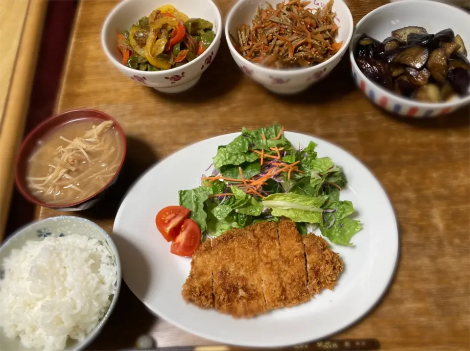 トンカツ・サラダ・茄子のウスターソース・ピーマンのおかか煮・金平牛蒡・味噌汁・ご飯|ちびろ菌さん