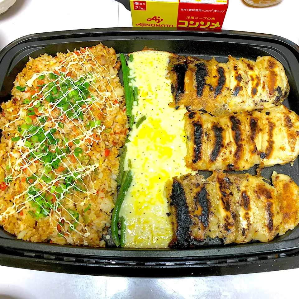 Snapdishの料理写真:勝ち飯スタジアム！鮭マヨ炒飯と手作り餃子|ぷーはるひゅうさん