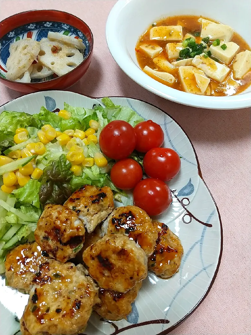 Snapdishの料理写真:☆今日の晩ごはん☆　つくね　麻婆豆腐　サラダ|hamamaさん