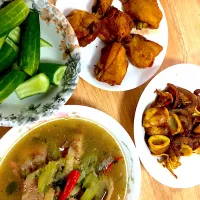 Sup ikan merah, sotong goreng rempah, ayam goreng kunyit & ulam timun|Noor Hazlinさん