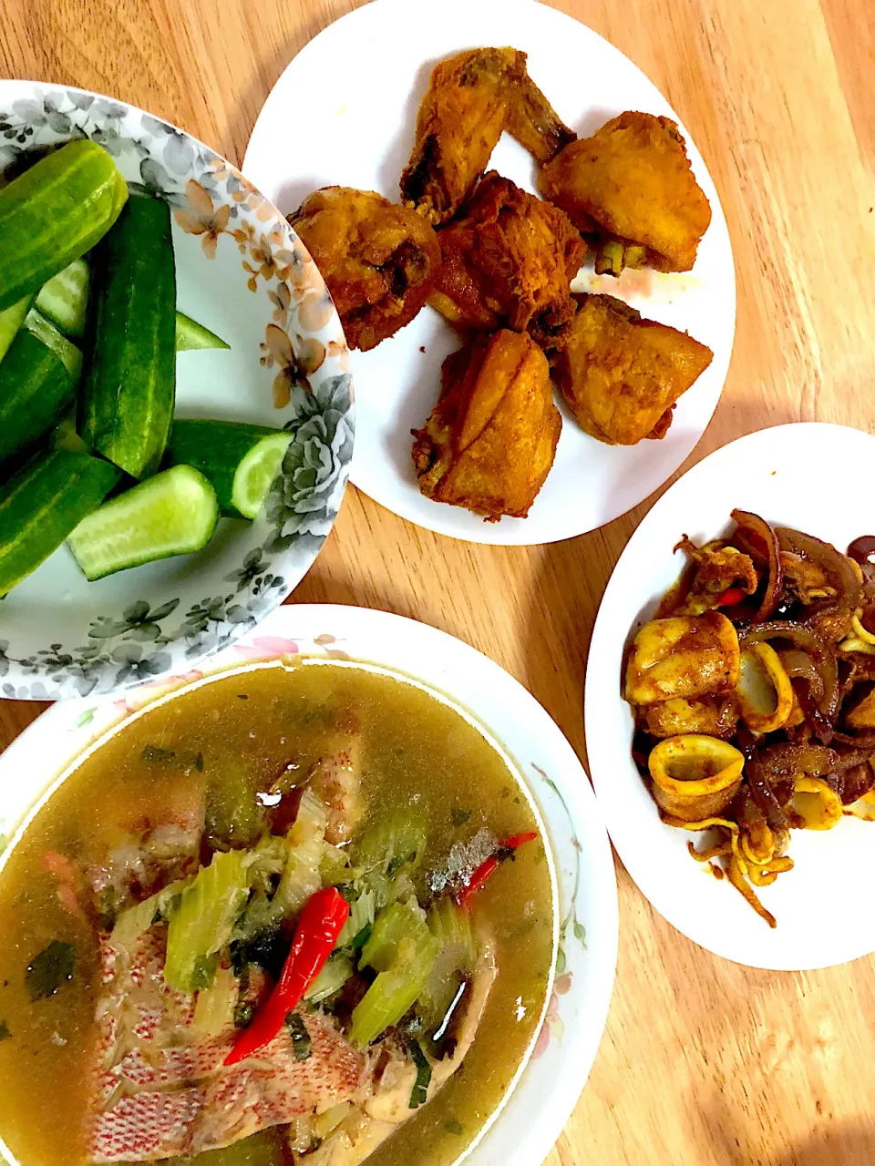 Sup ikan merah, sotong goreng rempah, ayam goreng kunyit & ulam timun|Noor Hazlinさん