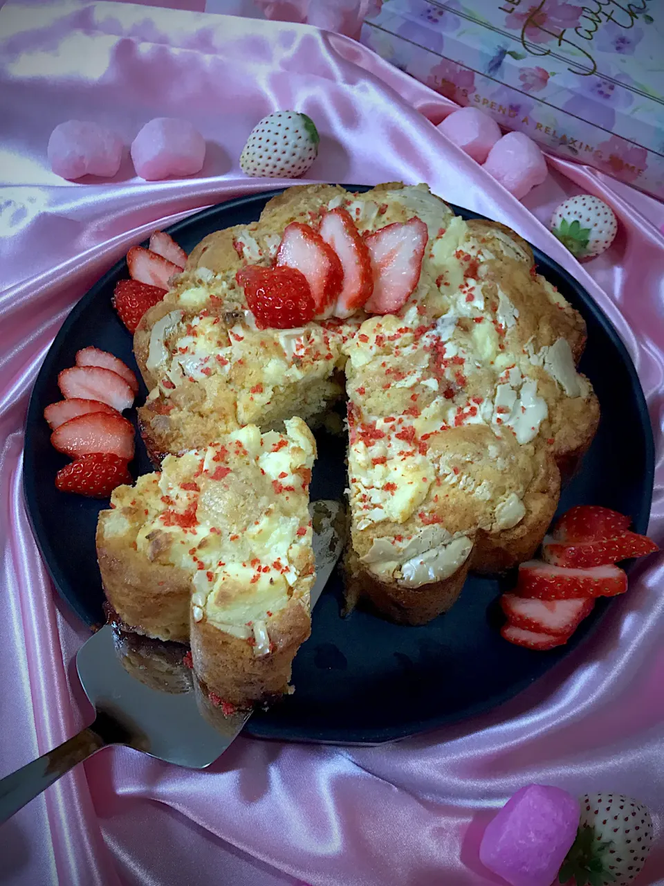 Snapdishの料理写真:AXさんの料理 いちごチーズチョコマフィン🍓バレンタインレシピを考えてみました　　　　　(*´ ˘ `*)とても美味しいよ❤️|いっちゃんさん