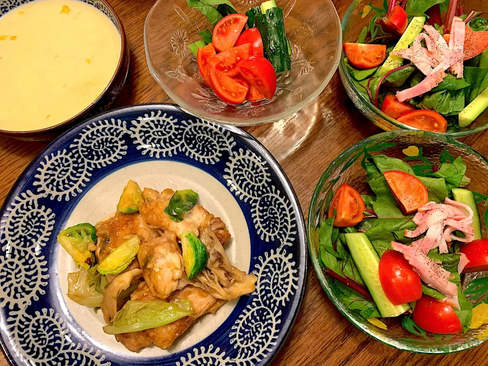 Snapdishの料理写真:鶏肉とレタス、芽キャベツのポン照り🥬ほうれん草サラダ🥗コーンスープ🌽今日の夕食20210123|rococoさん