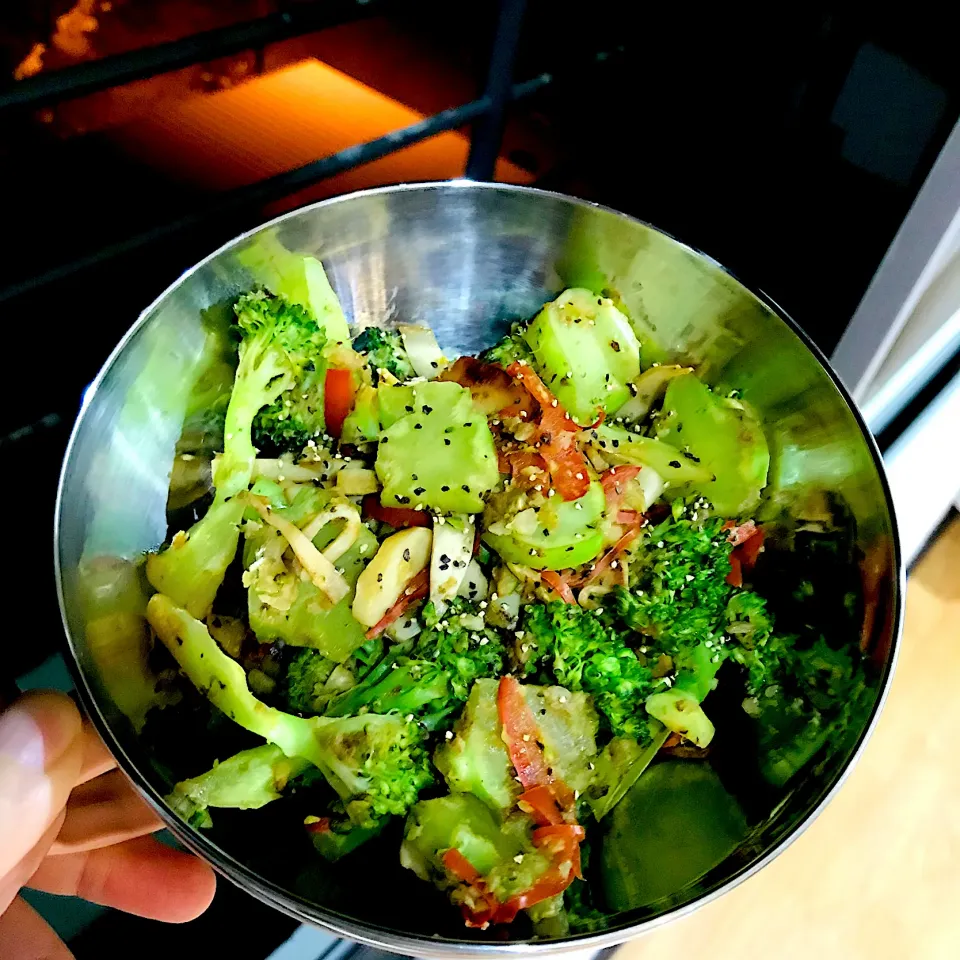 Snapdishの料理写真:Broccoli stir with capsicum & matsutake|CCさん