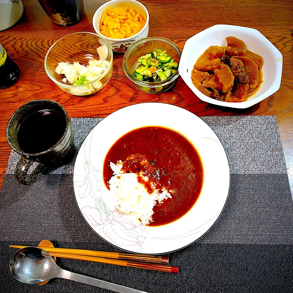 Snapdishの料理写真:レトルトカレーライス、大根煮物の残り物、常備菜|yakinasuさん