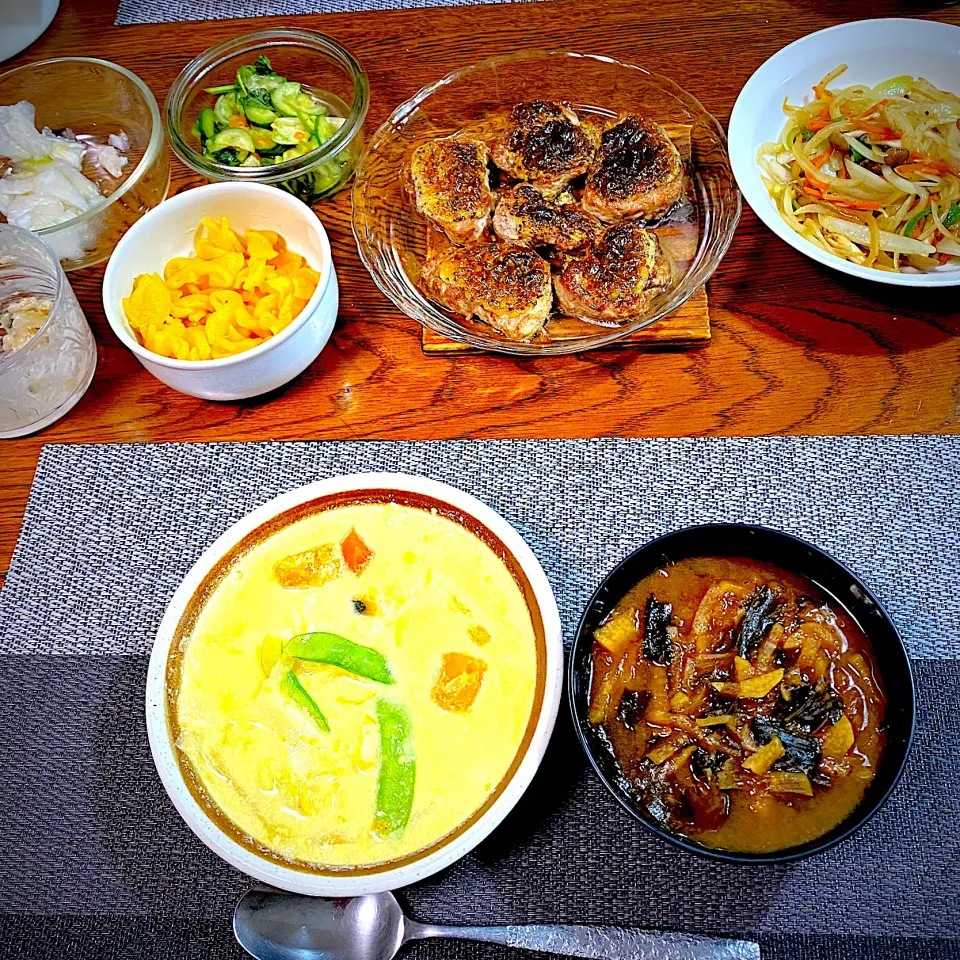 Snapdishの料理写真:クリームシチュー、豚ヒレ肉のマヨマスタード焼き野菜炒め、大根の煮物の汁がたくさん余っていたので味噌汁にリメイク。大根、長芋、ネギ、ワカメ、を入れて。具沢山のおいしい汁物にな「ました。|yakinasuさん