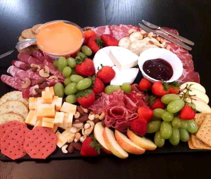 fruit and cheese platter|Sophieさん