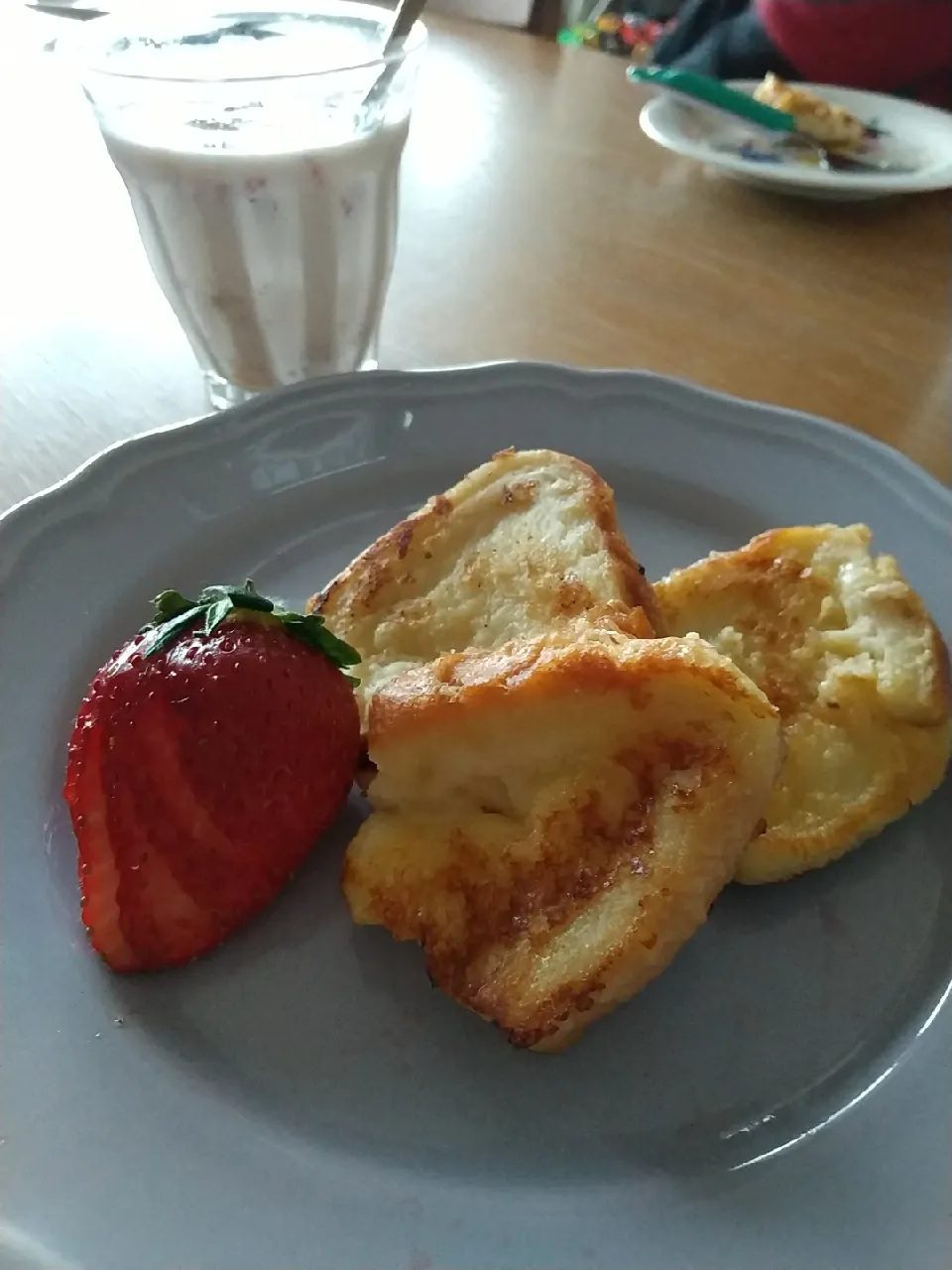 甘酒フレンチトーストと苺バナナミルク|まきごろうさん