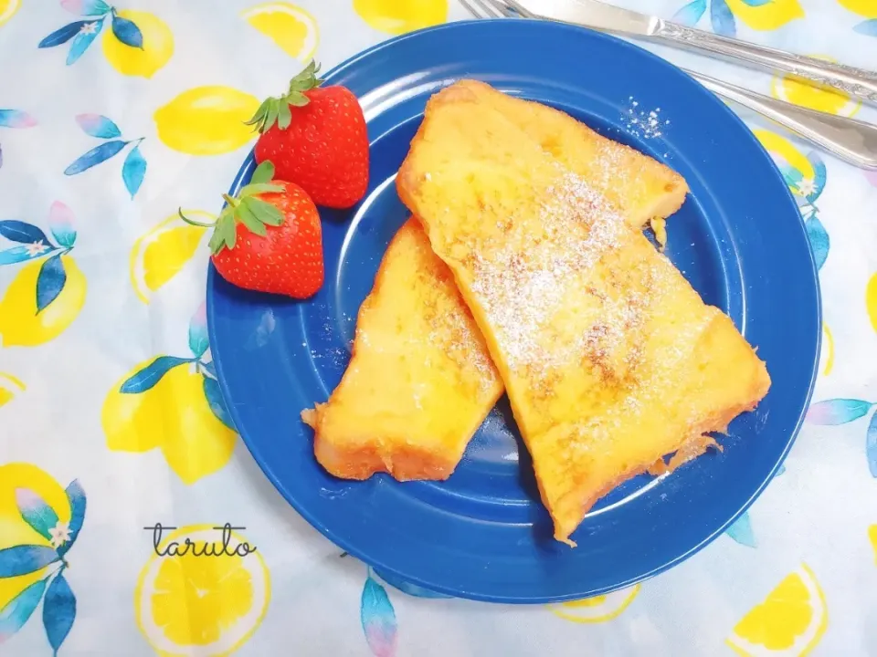 Snapdishの料理写真:朝ごぱん🍴🍞久しぶりに
シンプルフレンチトースト🥚いちご付き😆🍓|taruto⭐️さん