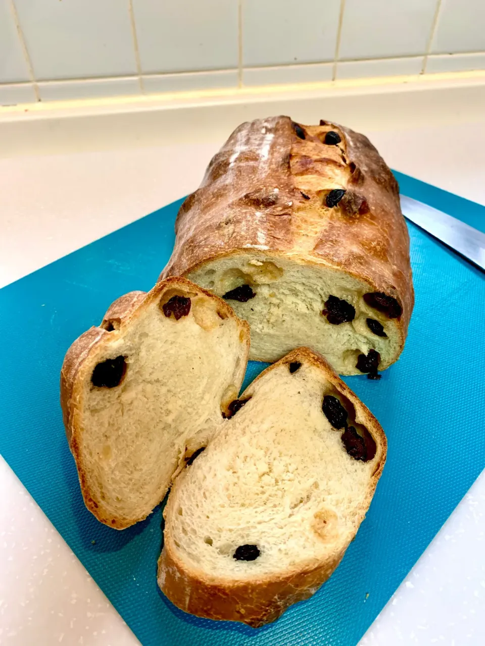 Cinnamon Raisin Soft Sourdough Breakfast Bread|gonbenさん