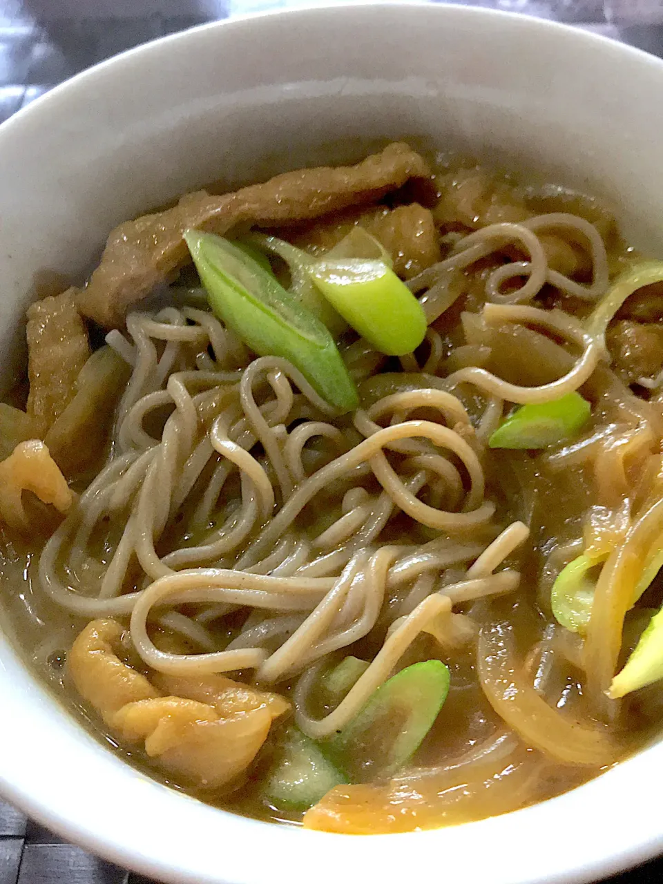 お友達から生蕎麦をいただいたので🥰油揚げと玉ねぎと長ねぎでカレー南蛮そば😋お蕎麦は冷たい派だけど今日はさすがにあたたかいお蕎麦😆|ノムリエさん