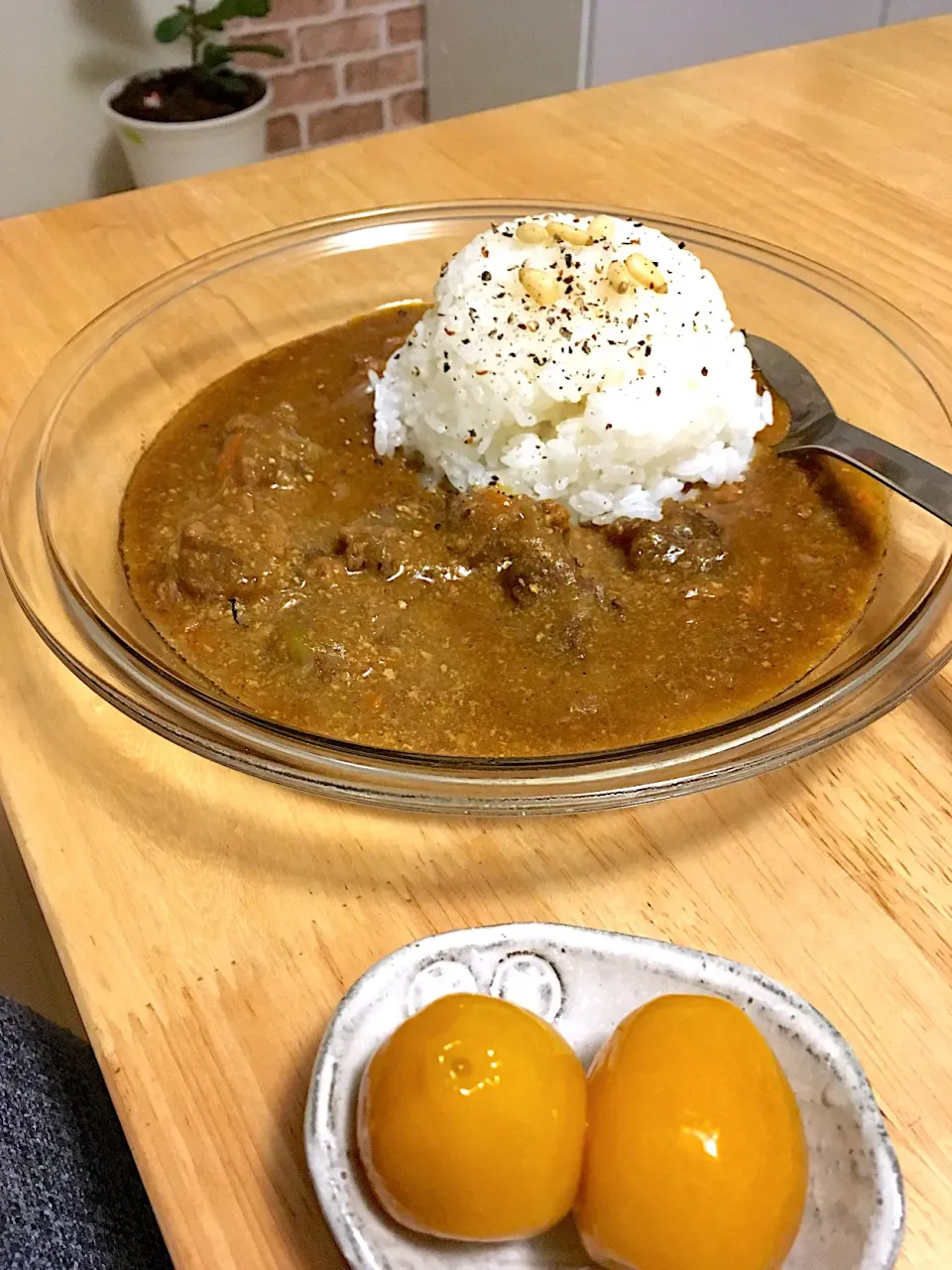 お昼は牛すじカレー(松の実トッピング)と金柑の甘露煮|さくたえさん