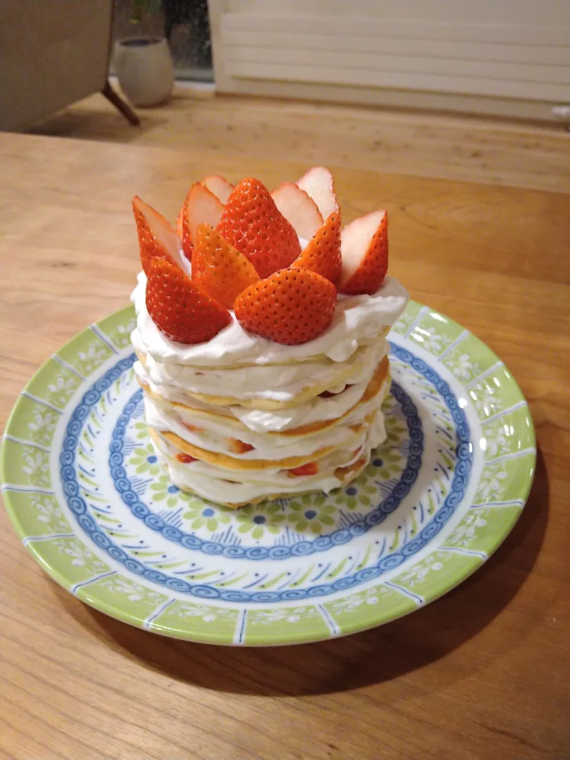 バナナホットケーキでミニホールケーキ🍓|Kanaさん