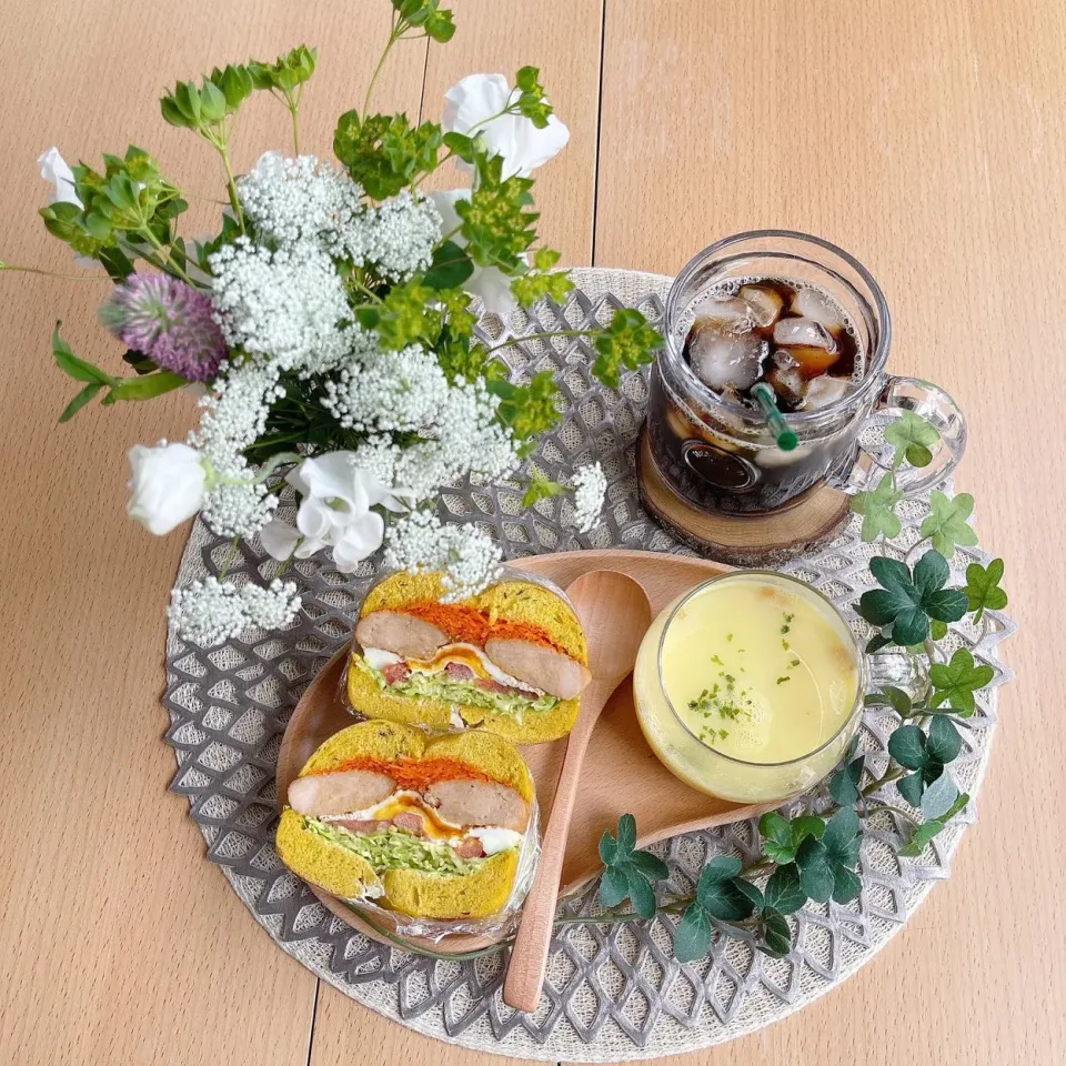 1/24❤︎照り焼きチキン&目玉焼きベーグルサンド🥯コーンスープ添え🌽
パンプキンベーグル使用🌱|Makinsさん