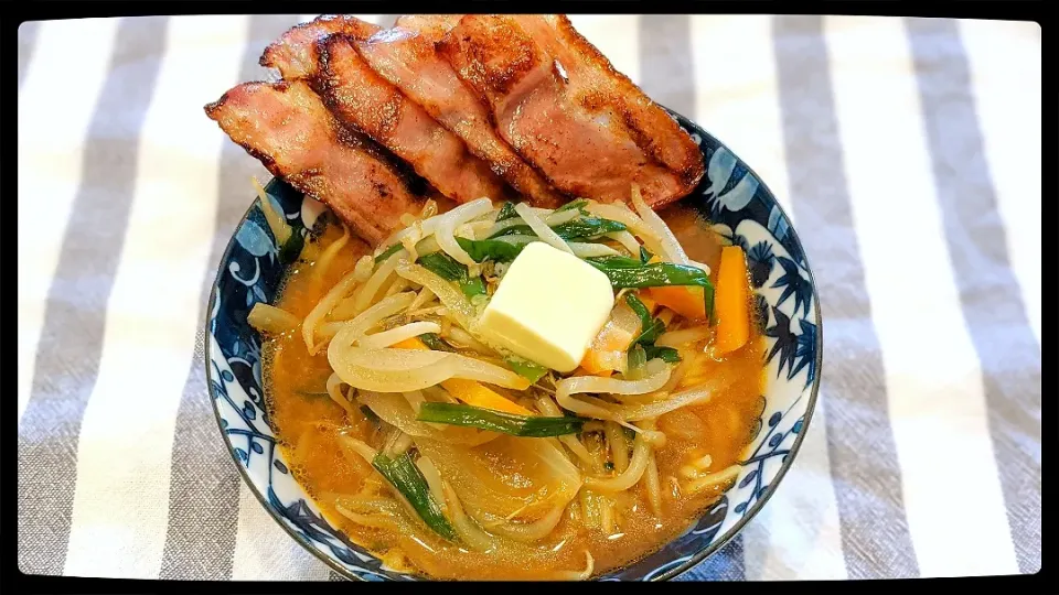 Snapdishの料理写真:お家ごはんランチ　味噌ラーメン|えびフライさん