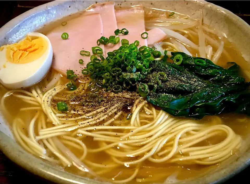 有り合せでラーメン                                         (ﾊﾑ、🥚、もやし、ほうれん草)|mottomoさん