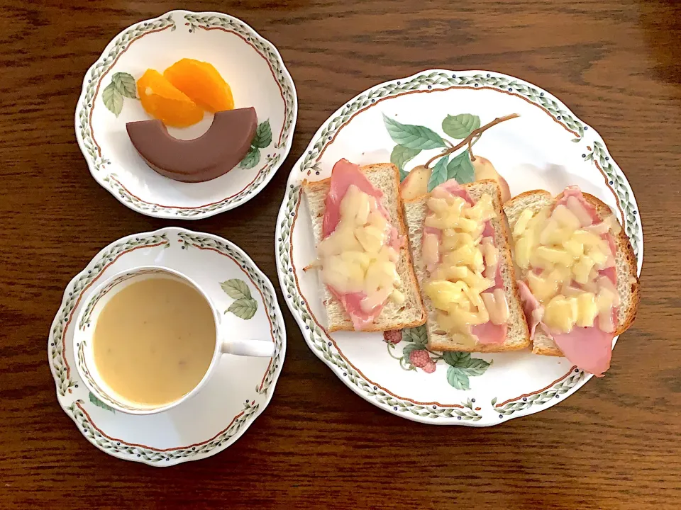 Snapdishの料理写真:ハムチーズトースト🧀コーンスープ🌽今日の昼食20210124|rococoさん