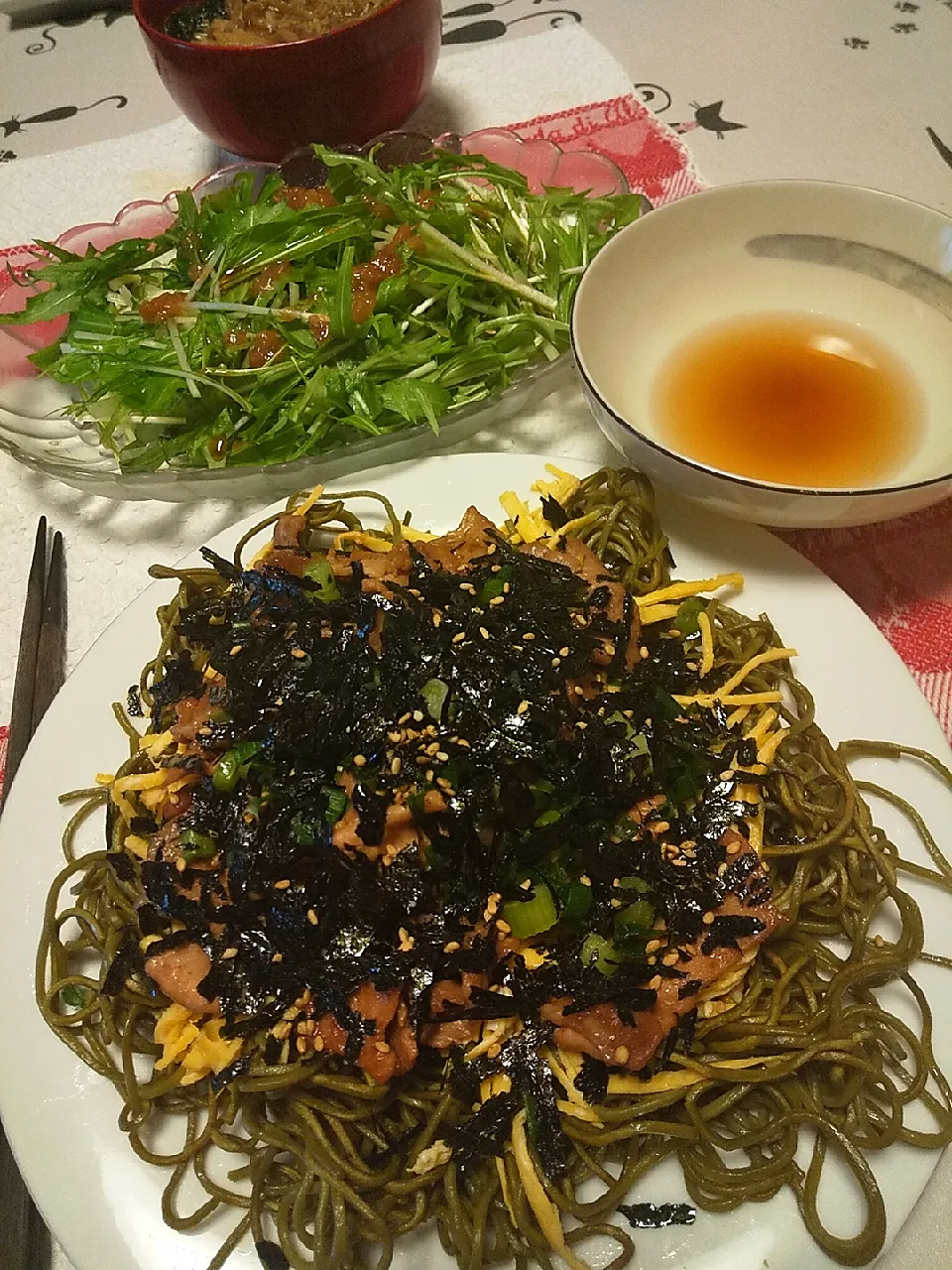 今日のお昼
※フライパンで瓦そば風
※水菜のサラダ
※きのことワカメのお味噌汁|れあMIXさん