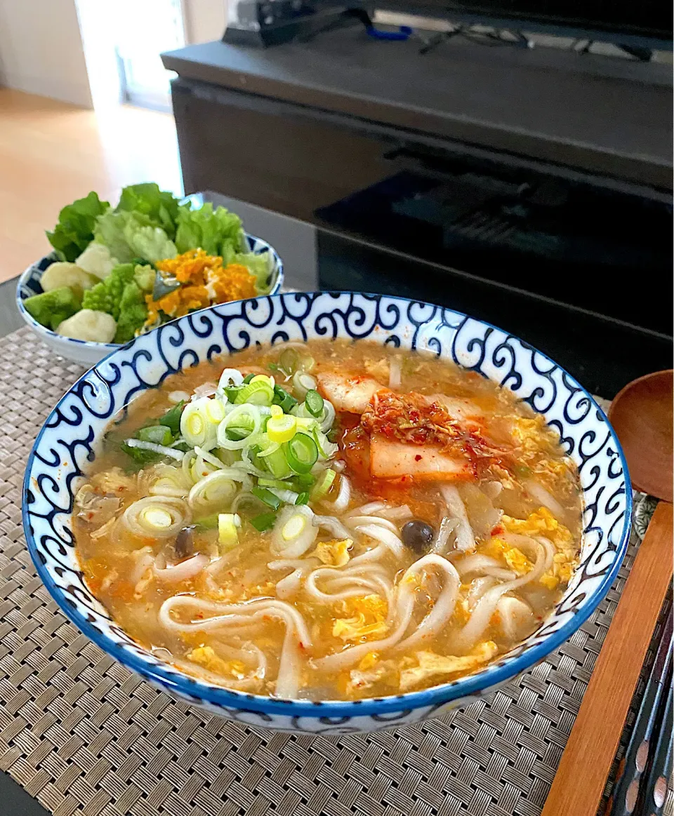 Snapdishの料理写真:ゆかりさんの料理 きのこの卵とじうどん🍄|ゆかりさん