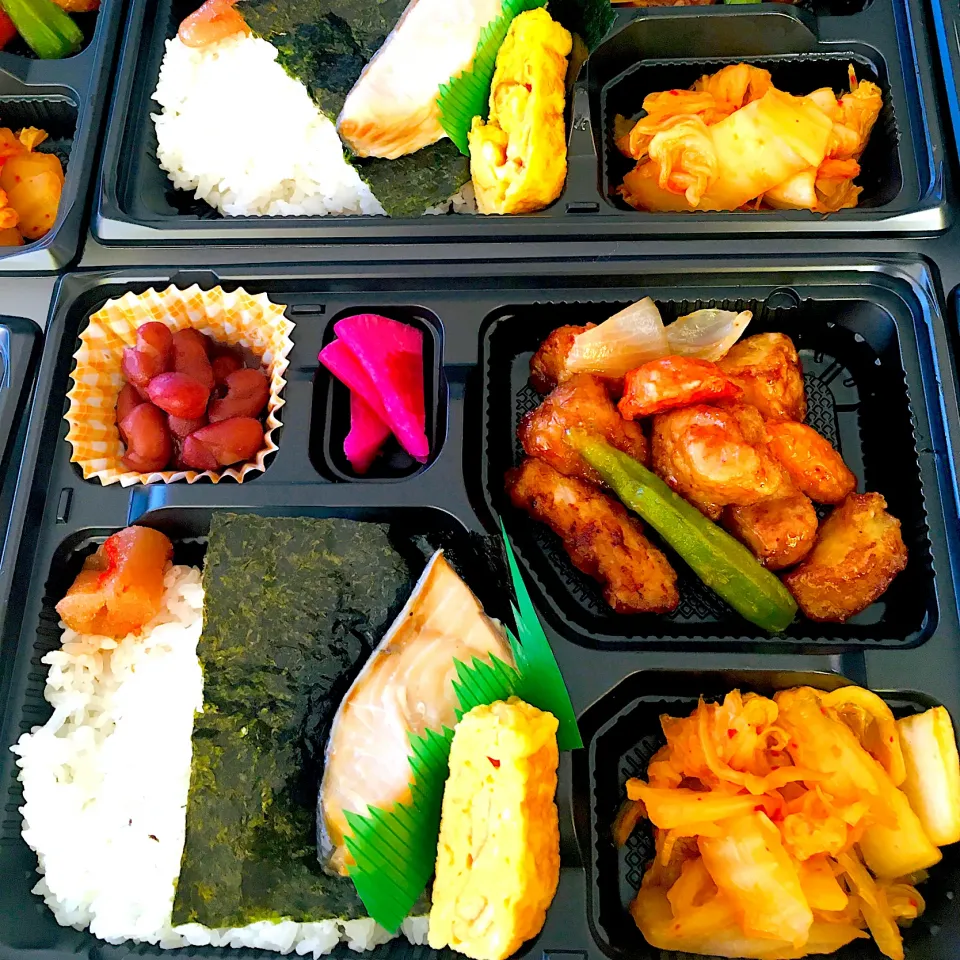 差し入れ弁当🍱😃❤️若者応援隊📣生きがい弁当^_^❤️海苔弁、鮭焼き魚、卵焼き、辛子明太子、金時煮豆、大根葡萄漬け🍇豚肉芋人参玉葱オクラから揚げ甘酢あん炒め、白菜キムチ炒め、四川豆板醤、鶏ガラスープで味付け😋美味い👍今日も中華三昧❤️🙏|HAMI69さん