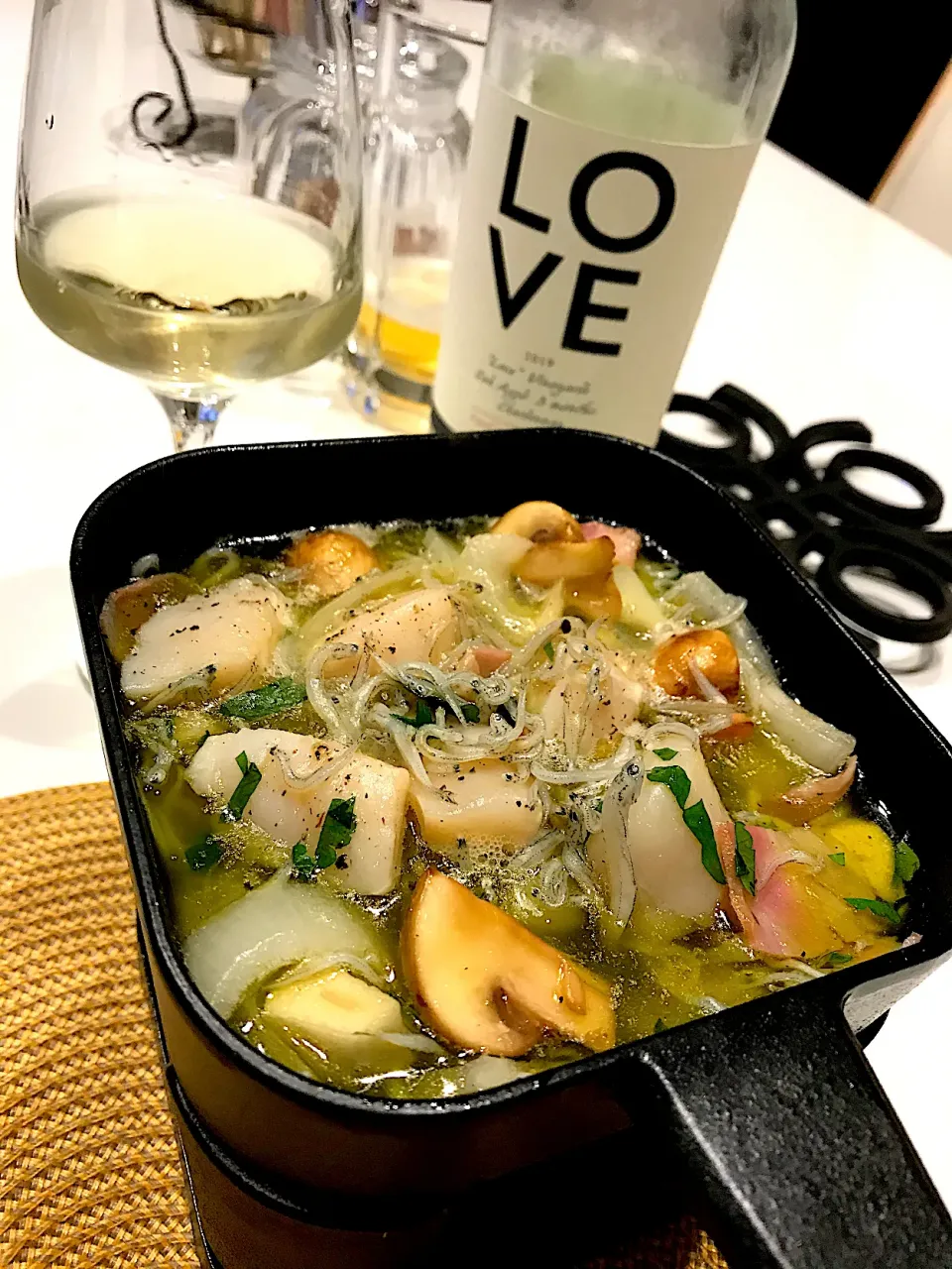 シラスと貝柱のひとりアヒージョ🔥➰アルゼンチンのシャルドネで🥂😋|ナムナムさん