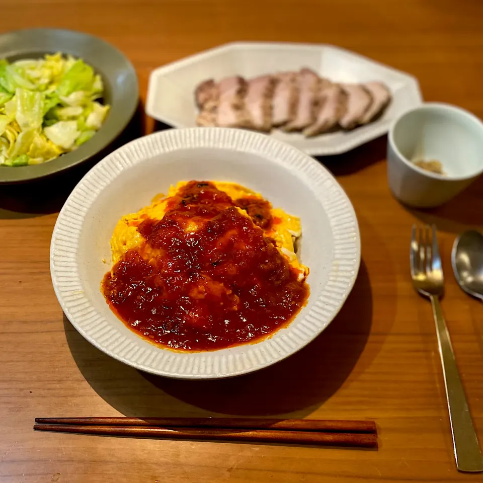 Snapdishの料理写真:娘のリクエストに応えて今日の夕飯はオムライス。豚バラブロックコンフィとキャベツのイタリアンナムル|yu papaさん