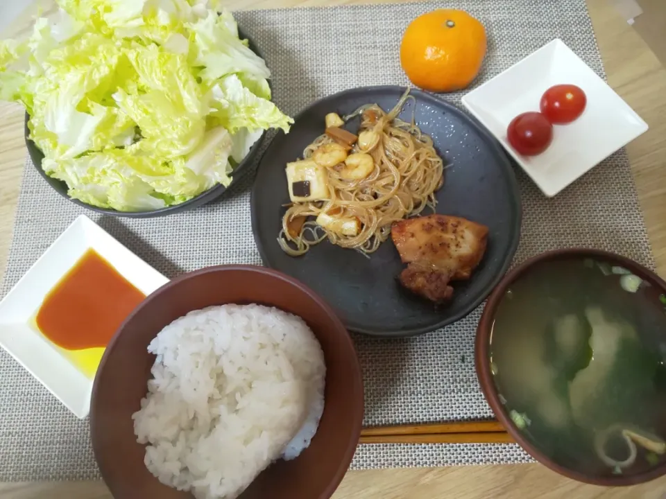 Snapdishの料理写真:白飯
わかめの味噌汁
ポークステーキ
シーフード焼きビーフン
ちぎりレタス
プチトマト
みかん|あぎふぁんさん