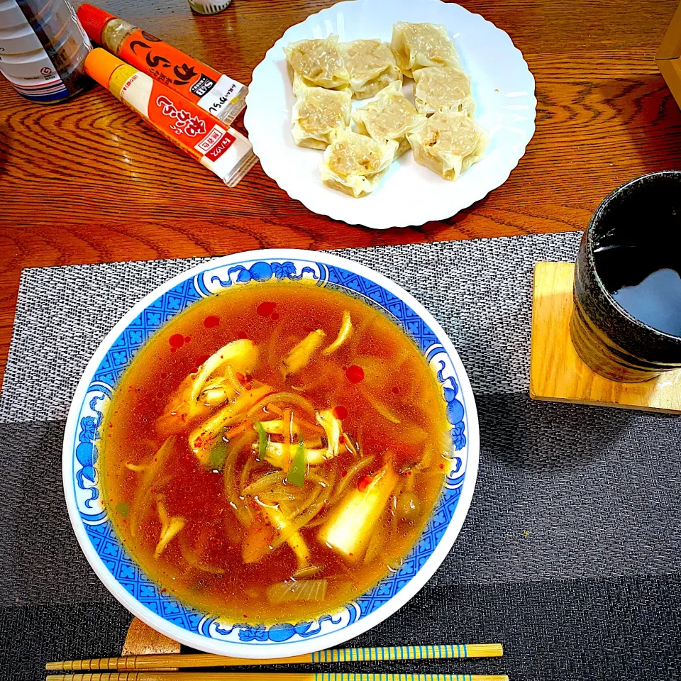 Snapdishの料理写真:屋台ラーメン醤油味、しゅうまい|yakinasuさん