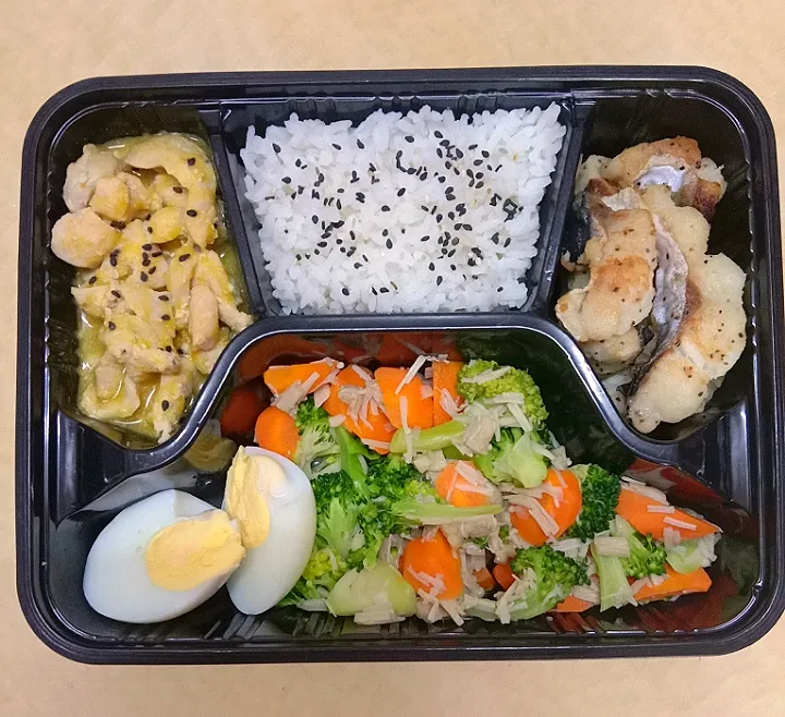 Healthy Lunch Box
@slide chicken breast cook with pumpkin soup
@pan fry partin fish
@brocoli , carrot and enoki mushroom
@boil egg @rice|steady chanさん