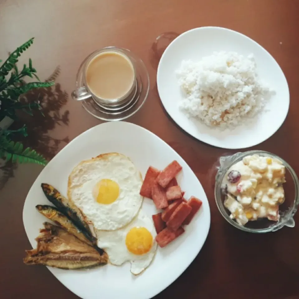 breakfast bundle
#driedfish
#smokedfish
#sunnysideup
#garlicrice
#fruitsalad
#hotcreamylatte|Mikaela's Kitchenさん