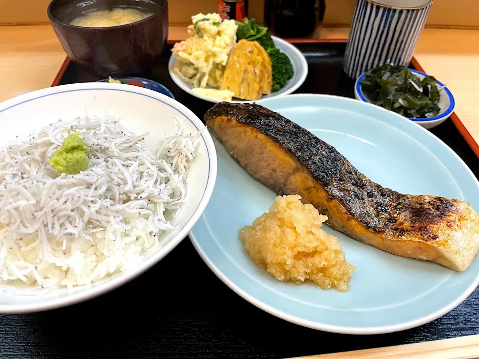 銀鮭照焼きと釜揚げしらす丼の定食|流線形さん