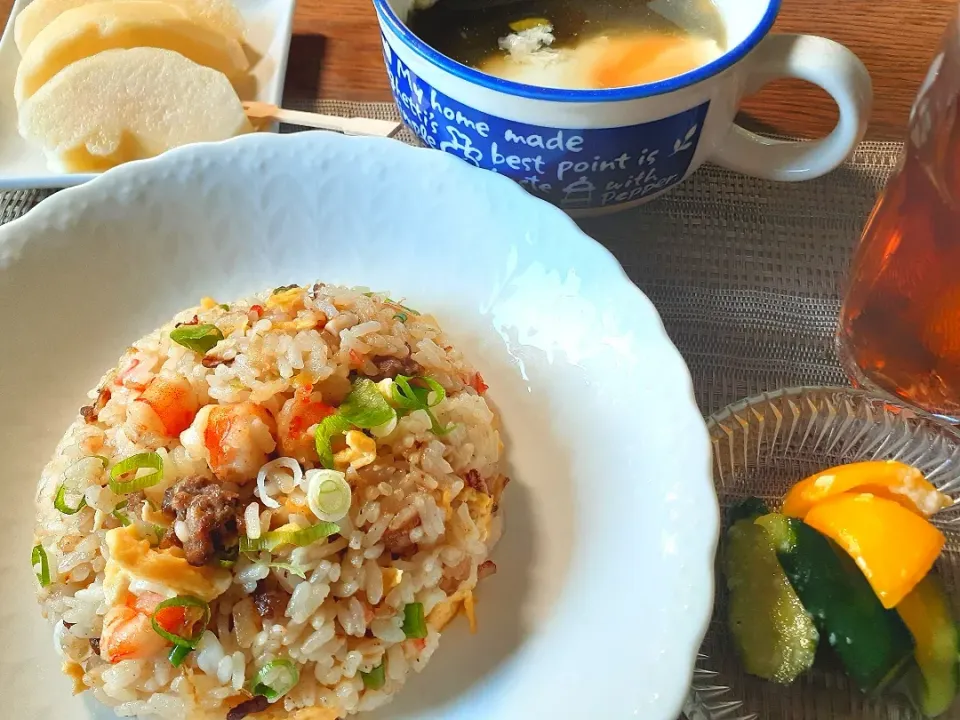 炒飯と落とし卵のわかめスープでお昼ごはん！☺️|fumfumさん