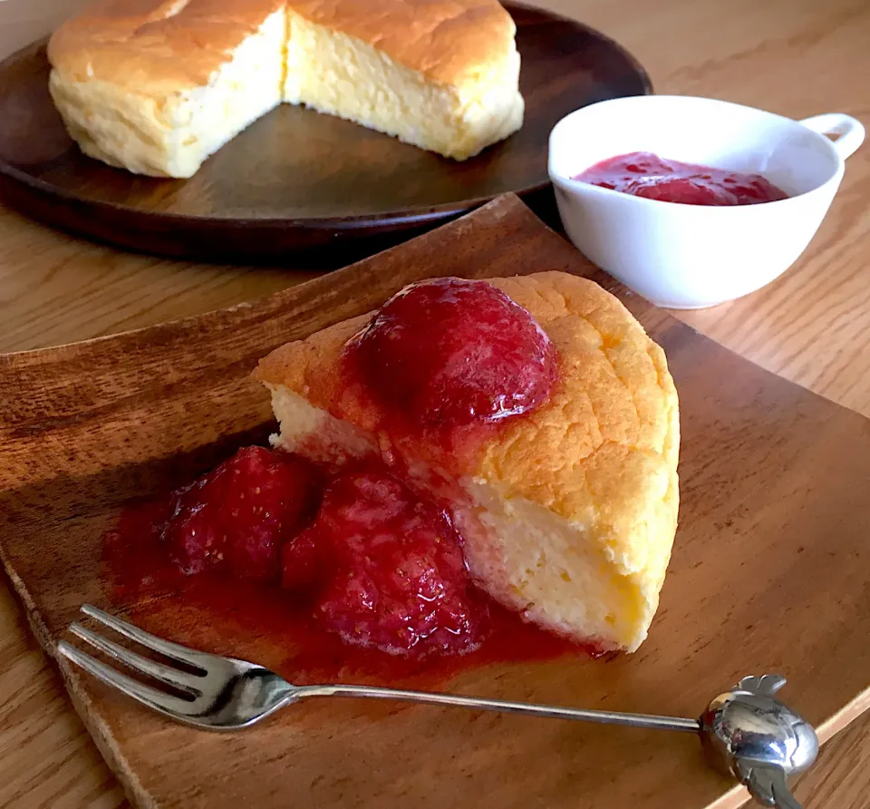 スライスチーズケーキ  いちごコンポートかけ|あおあおさん