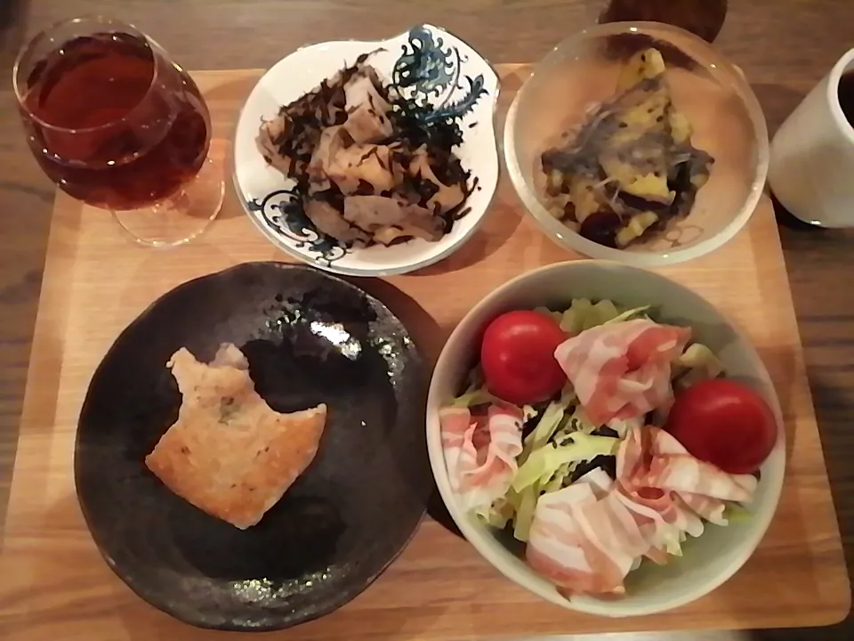 Snapdishの料理写真:夜ご飯　サラダ、パン、蓮根とひじきの煮物、さつまいもと春雨の煮物|Aikoさん