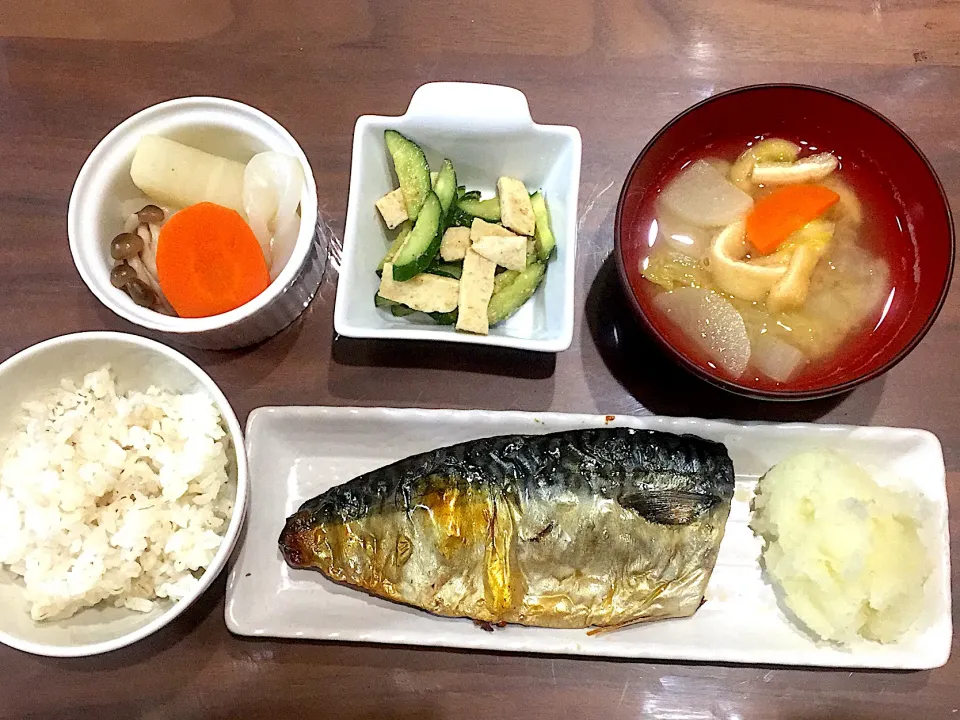 Snapdishの料理写真:塩鯖 野菜と揚げの味噌汁 きゅうりと鶏の胡麻酢 大根の煮物|おさむん17さん