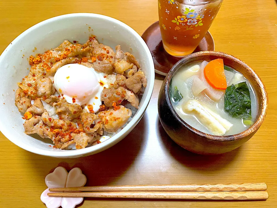 粉ラー油で！温玉豚丼、お揚げと野菜のみそ汁|江口笑湖さん