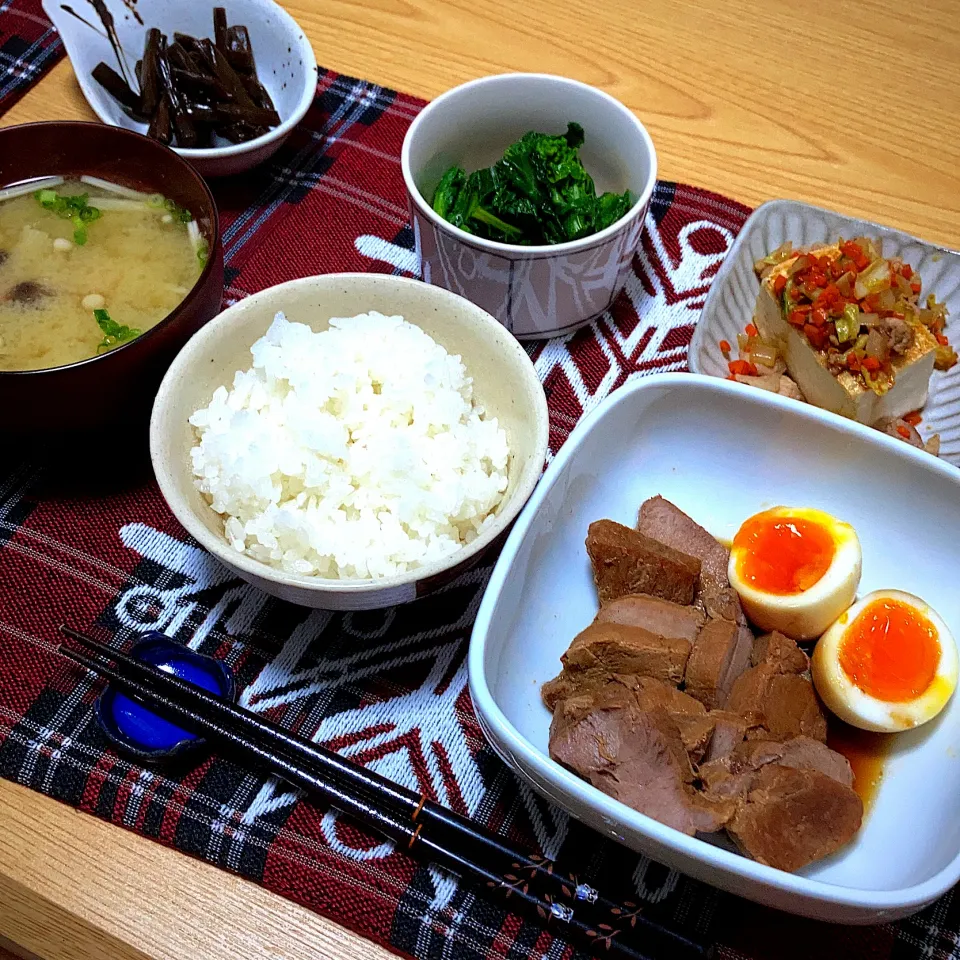 煮豚、菜の花のおひたし、焼き豆腐、味噌汁(きのこ、人参)|ツインうさぎさん