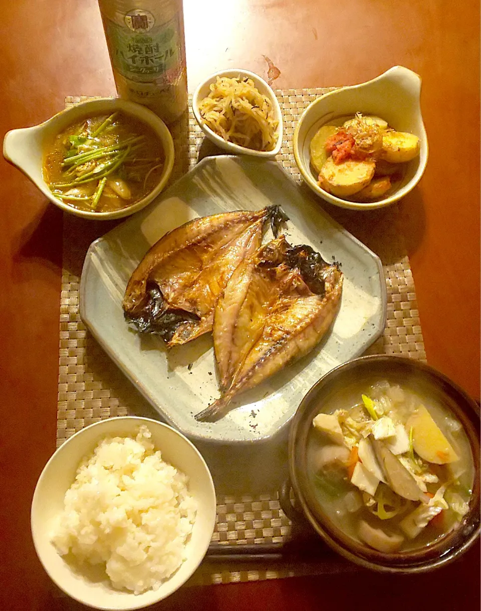 Today's dinner🍴我家おばんざい<ひじき&切干大根･蒸しじゃがたらこ>･鯵の干物焼き･芹たっぷり酸辣湯･白飯･お野菜たっぷり豚汁|🌈Ami🍻さん